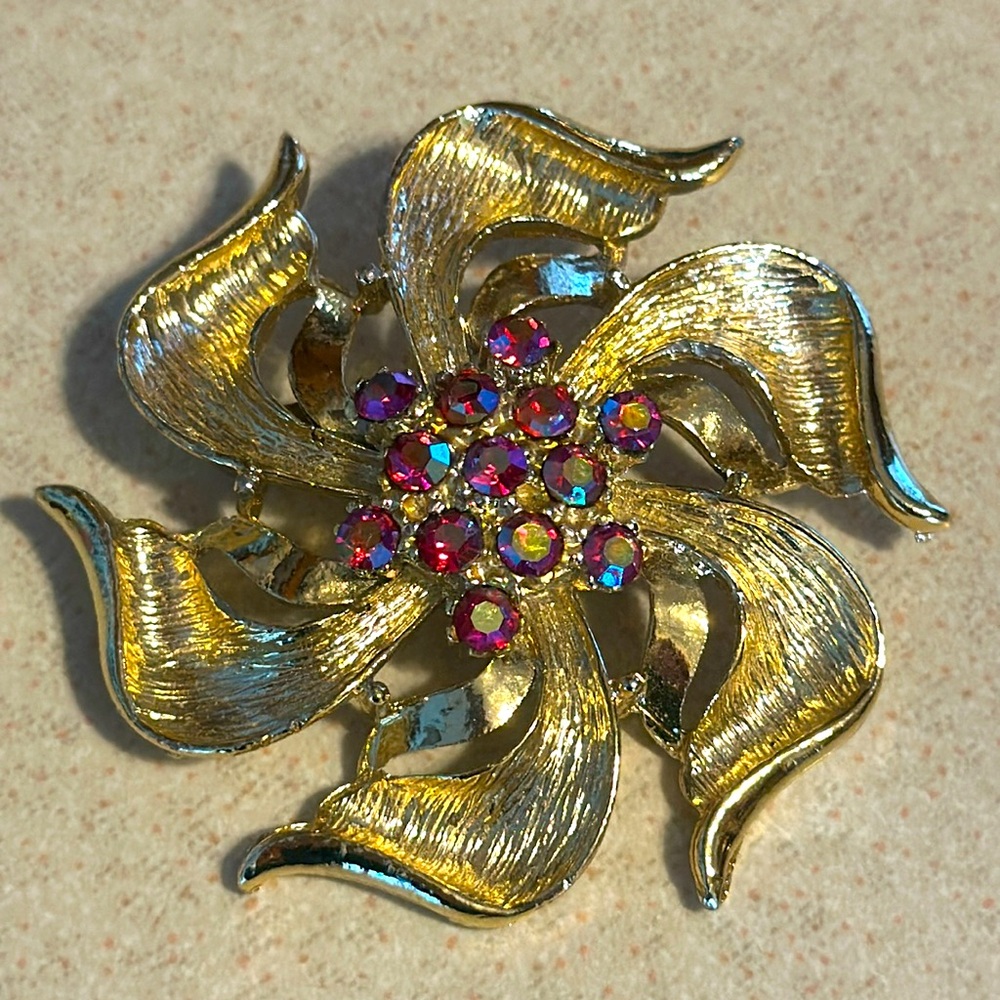 Vintage brushed and polished gold tone rhinestone broach unmarked (742)